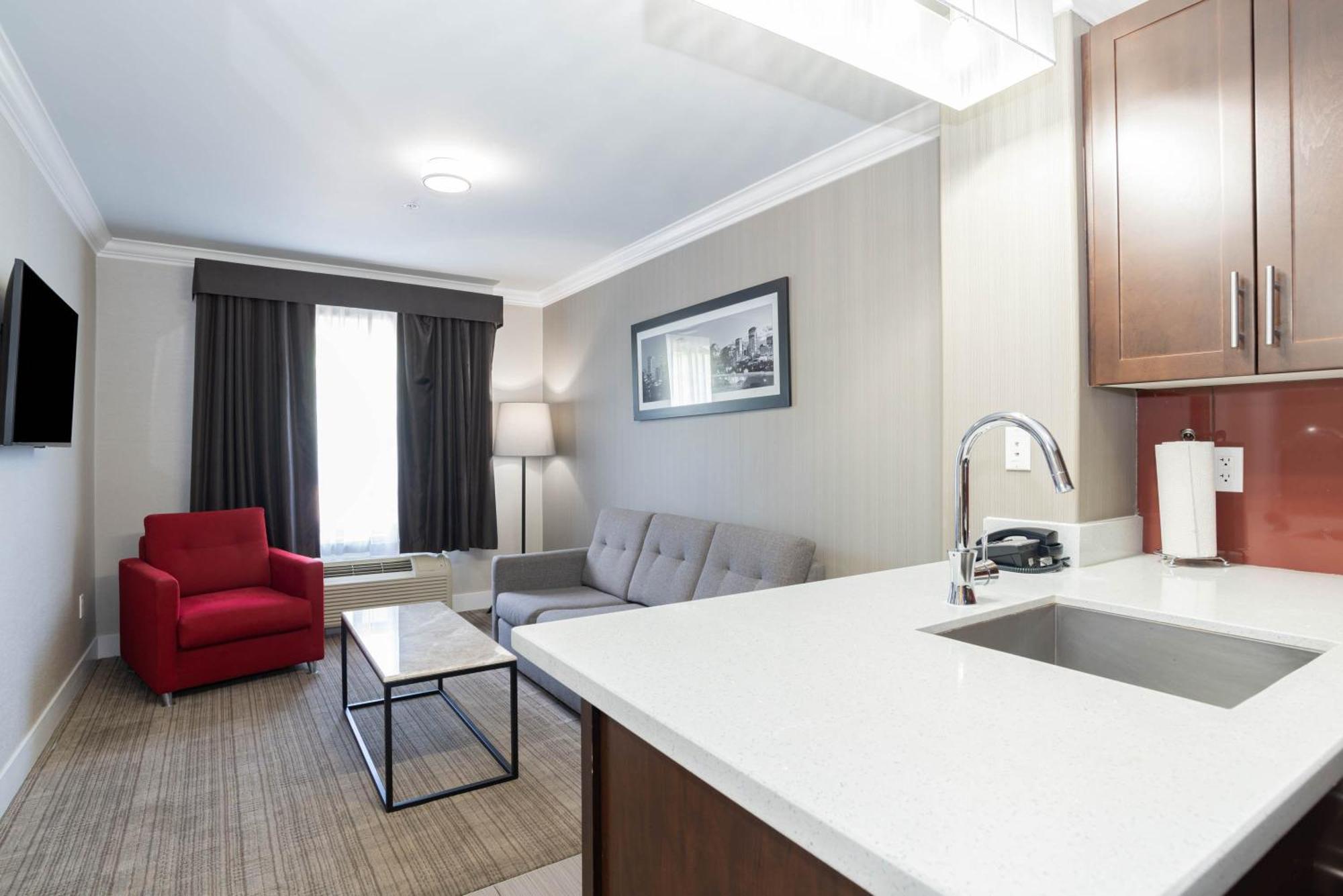 Sandman Hotel & Suites Calgary South Экстерьер фото